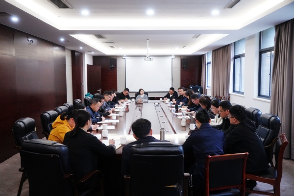 公司召开期中员工工作会议